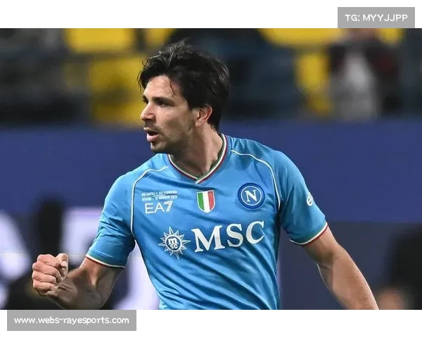 特写：拉齐奥门将扑点后振臂怒吼，无奈球队仍遭惨败