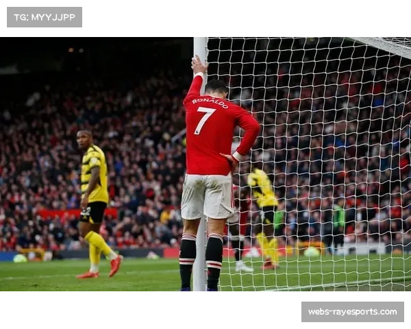 特写：终场哨响，为保级苦战获胜的埃弗顿球员瘫倒在草坪上